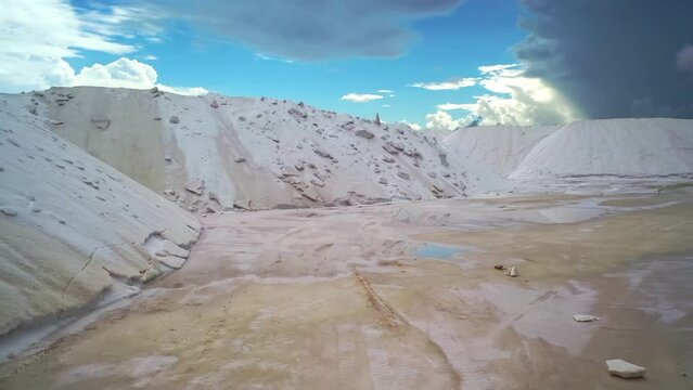 Vuelo de drone entre monta&ntilde;a de sal, mexico