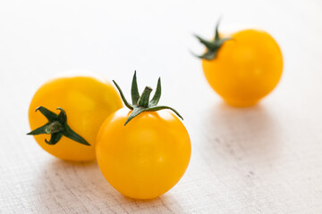 オレンジ色の新鮮なミニトマト
