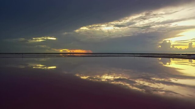 Hermosa toma a&eacute;rea de un atardecer reflejada en un espejo de agua. Yucat&aacute;n, mexico.