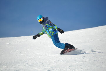 snowboard peersona haciendo snowboard