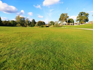 유럽의 가을 풍경 - 파란하늘과 잔디밭