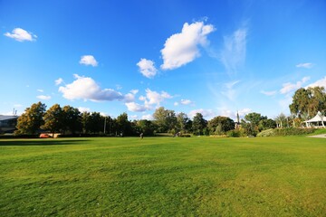유럽의 가을 풍경 - 파란하늘과 잔디밭