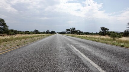Unterwegs mit dem Wagen, Road Trip, Strasse bis zum Horizont, unendliche Weite, der Weg ist das Ziel