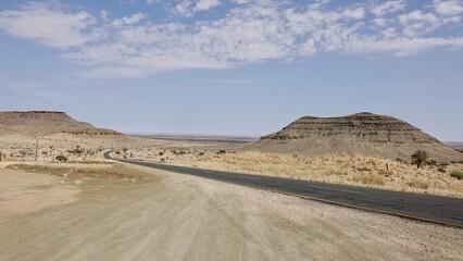 Unterwegs mit dem Wagen, Road Trip, Strasse bis zum Horizont, unendliche Weite, der Weg ist das Ziel