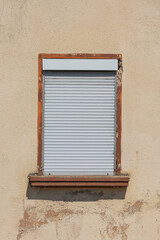 Fenster mit geschlossener Roulade , Deutschland - 611338731