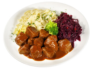 Gulasch mit Nudeln und Rotkohl - Transparent PNG