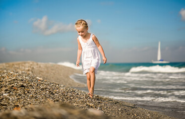 Fototapeta na wymiar cute little girl on tropical beach vacation