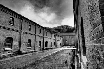 舞鶴赤レンガ倉庫の外観のモノクロ写真