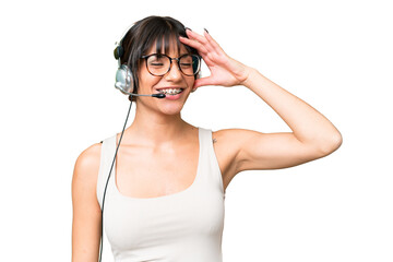 Naklejka premium Telemarketer caucasian woman working with a headset over isolated background has realized something and intending the solution