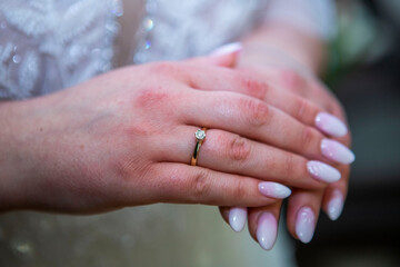 dłoń pierścionek zaręczynowy kwiaty ślub rodzina wesele para młoda - obrazy, fototapety, plakaty