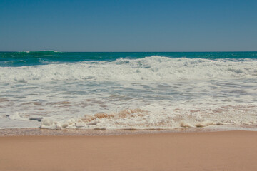 Fototapeta na wymiar playa verano vacaciones mar olas