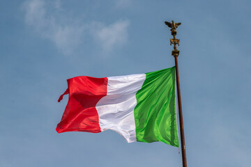 Italenische Flagge an einem Fahnenmast in Rom