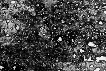 Grungy Hintergrundmuster aus verlaufener Farbe mit Blasen, schwarz-weiß Maske aus verschütteter, verschmierter Tinte - obrazy, fototapety, plakaty