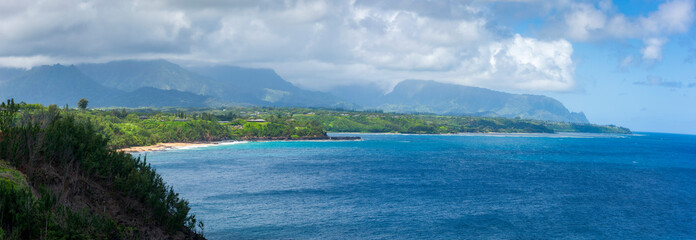 Obraz premium View of the North Shore on the Island of Kauai, Hawaii. One of the most popular resort areas is located on the north shore of Kauai including Princeville. The Pacific Ocean is the star of this area.