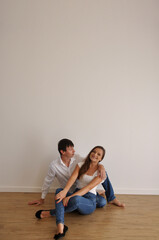 casal sorridentes juntos, feliz dia dos namorados 