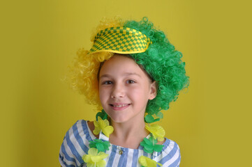 criança sorridente divertida com cores do brasil, brasileira, feliz 