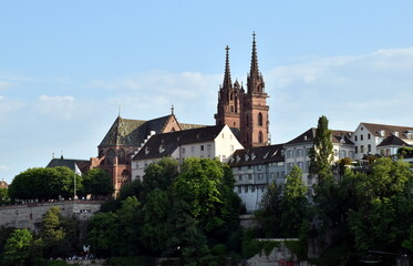 Fototapeta na wymiar Münster in Basel hinter Häusern am Rhein