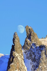 Mond zwischen den Bergen