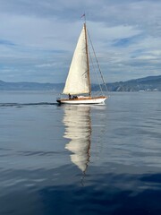 Obraz premium Velero de madera navegando en Zumaia
