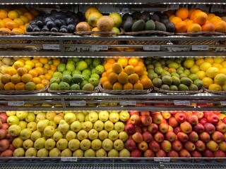 Hortifruti na prateleira do  supermercado 