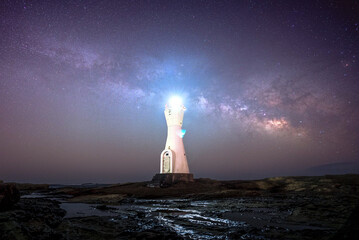 天の川と灯台