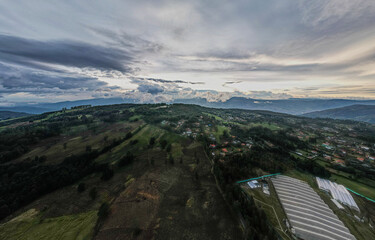 Foto gran angular del campo y el atardecer desde dron