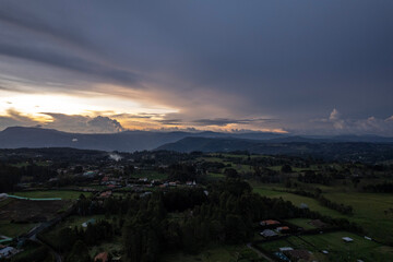 Foto de las montañas en el atardecer con nubes tomada desde un dron