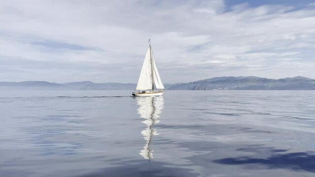 Zumaia, Gipuzkoa. Video de un velero de madera navegando en un mar en calma. 2