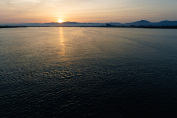 川面に輝く夕焼け