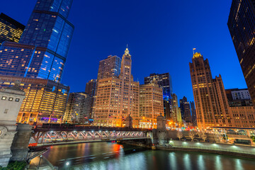 Fototapeta na wymiar Cityscape of Chicago Riverwalk at Dusable bridge over Michigan river , Chicago city, USA