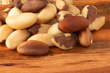Obraz premium Brazilian Pará nuts on the table.