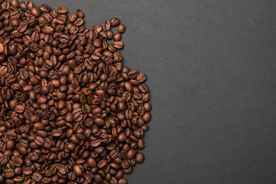 Coffee beans on a grey surface © Virgiliu
