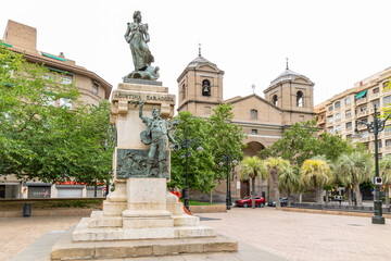 Obraz premium Zaragoza, Spain - May 01, 2023: old buildings of the historic center of the city of Zaragoza in Spain