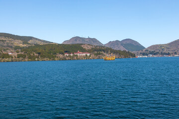 Fototapeta premium 晴れの日の芦ノ湖の風景