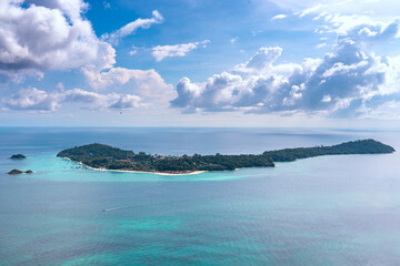 Fototapeta premium Koh Lipe, Satun, Thailand, aerial photography by drone. The sea water is emerald green mixed with blue, beautiful and clear, and there are also nature, mountains, lush greenery and the Andaman Sea.