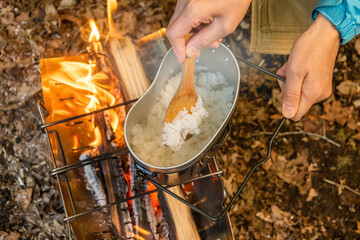キャンプのカレー　Making curry outdoors at the campsite 