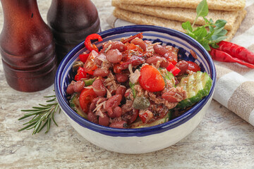 Tuna salad with bean and tomato