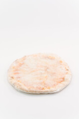immagine primo piano di confezione di pizza margherita surgelata da filiera biologica su superficie bianca