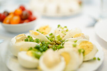 Prosty przepis na jajka ugotowane na twardo z cebulką
