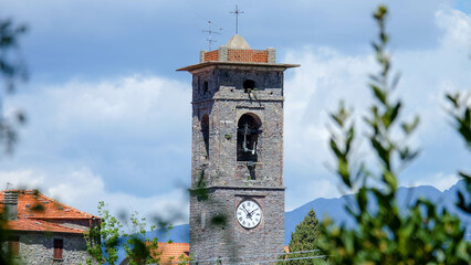  Parco Nazionale dell'Appennino Tosco-Emiliano in Italien mit Kirchturm Uhr