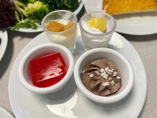 Mixed salad with fruits and pancake