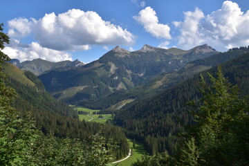 Fototapeta na wymiar Blick auf Eisenerzer Ramsau mit Skiflugschanze und Eisenerzer Reichenstein im HIntergrund