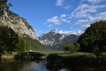 Fototapeta na wymiar Leopoldsteiner See bei Eisenerz mit Blick auf den Pfaffenstein, Steiermark