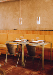 Clean gehaltener Esstisch in einem Restaurant der zum verweilen einlädt. 