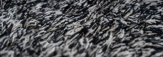 détail d'un tapis de sol noir et blanc