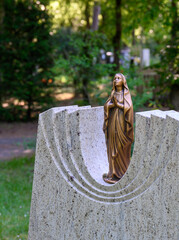Statue der Jungfrau Maria auf Grabstein, Friedhof