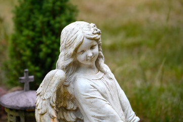 Lieblicher Engel  an Grabstätte