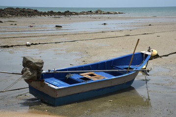 kleines Fischerboot am Strand