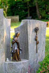 Madonnenfigur, Grabstein mit Rose, Friedhof