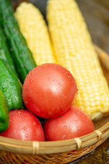 清流とザルに入れた夏野菜